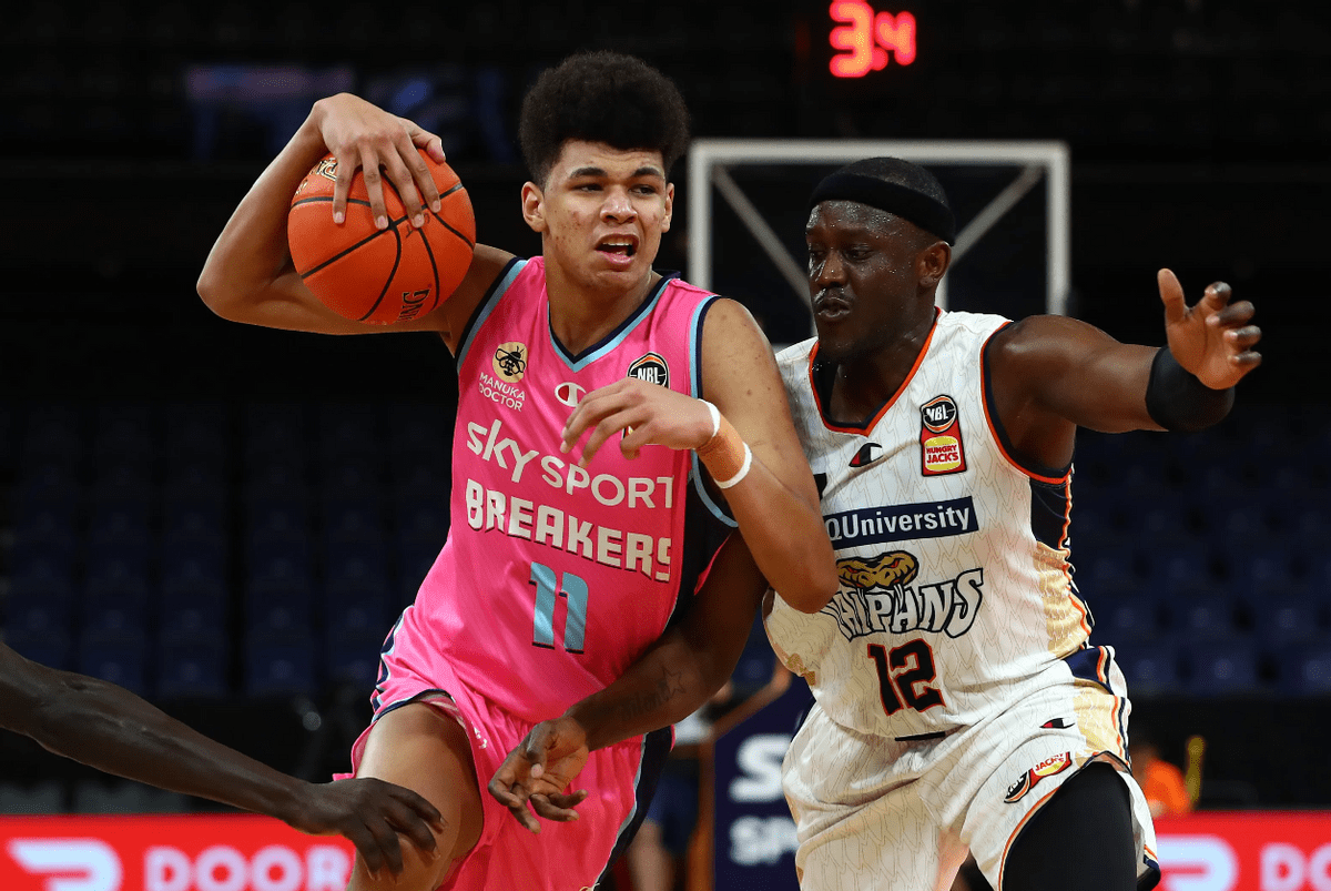 J9九游会关于邀请赛巅峰对决！泰山独角兽队读秒绝平漠南鲨队队，橄榄球赛场再起波澜；客场静默反击的信息